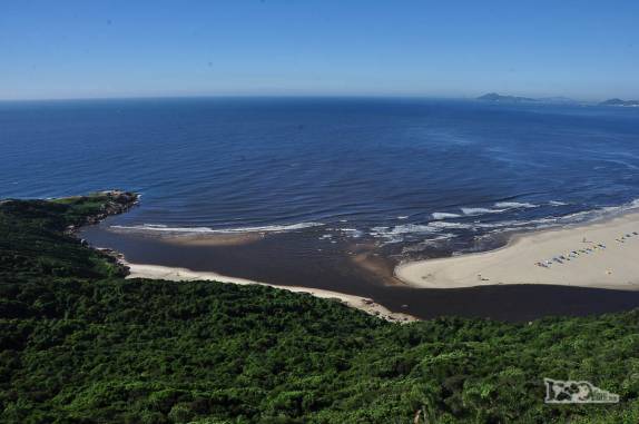 O fantástico cenário da Guarda do Embaú, litoral sul de Santa Catarina
